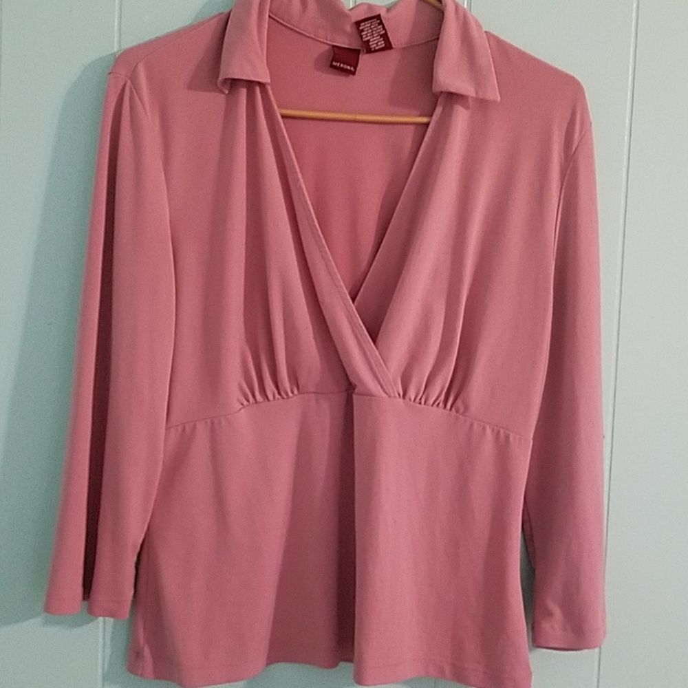 ๐ซ๐ฟBubblegum pink low cut blouse๐ผ๐ซ - Picture 2 of 4